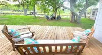 Peace, luxury and fishing under 100 year old oaks