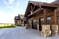 Elegant Grand Cabin w/ Hot Tub