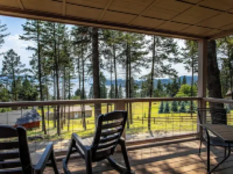 Enchanting cabin with WiFi in Lakeside 萊克賽德酒店