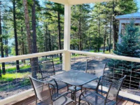 Enchanting cabin with WiFi in Lakeside 萊克賽德酒店