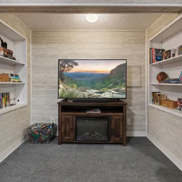 Peaceful Neighborhood Near Sightseeing, Mountains, & Fun!  Spacious Family Fave!