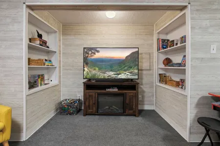 Charming Hideaway! Spacious Yard, BBQ, Games & Bright, Cheerful Vibes