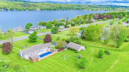 Relaxing Lakeview Retreat! Pool, Hot Tub, Firepit, Gameroom Perfect for Groups, Отели в г. Майло