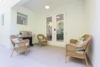 Contemporary Coastal Retreat with 3 Masters, Minutes to beaches