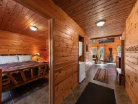 Bear Den - scenic Adirondack cabin escape + lake access โรงแรมในFulton County