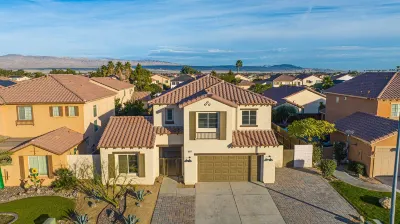 Luxury Clean 2,654 SF home Pool, Spa, Arcade Game Room and Home Theatre for 14!!