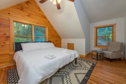 Creekside Cabin • Hot Tub • Decks