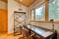 MOUNTAIN VIEWS, HOT TUB, POOL, SAUNA! Cozy fireplace, minutes from the slopes!