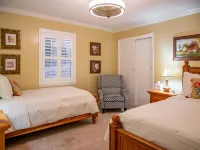 Hillside Ranch Patio with BBQ Grill Walking Distance to Campus & Square.