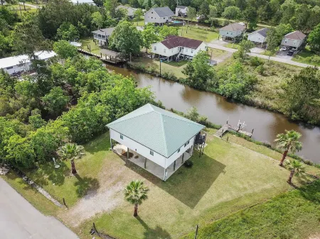 Peaceful Waterfront Summer Escape! Sunshine, King Suite, Private Dock