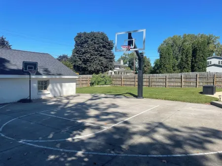 Spacious 5-bedroom Allouez Home - 6 min drive to Lambeau