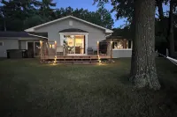 Buffalo Lake Retreat - charming lakefront 3 bedroom house-great fishing and fun Hotels in Marquette County