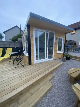 Number Fifty Six Fully renovated modern holiday home accommodate up to 5 guests Отели в г. Сейнт Монанс