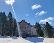 New construction, hot tub, 12 miles to Yellowstone, WiFi, AC,  firepit,