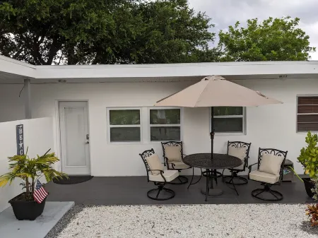 Beach is Only One a Minute Drive. Nicely Remodeled Condo. Отели рядом с достопримечательностью «Nokomis Beach»