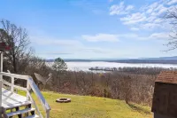 Cozy cabin overlooking Wister Lake