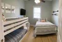 Cozy riverfront cottage with an amazing view, minutes from downtown New Bern.