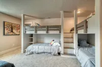 Newly built cabin with private 2 acres, pool & hot tub