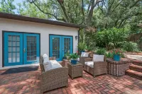 Charming Guest House at Live Oaks on the Bayou 彭薩科拉住宿飯店