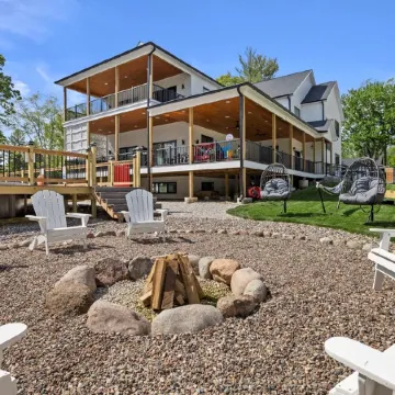 Luxury Lake Geneva House, Heated Pool, 2 Hot Tubs, Sauna, Fire Pit, Photo Zone