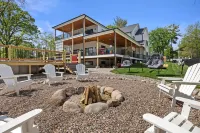 Luxury Lake Geneva House, Heated Pool, 2 Hot Tubs, Sauna, Fire Pit, Photo Zone