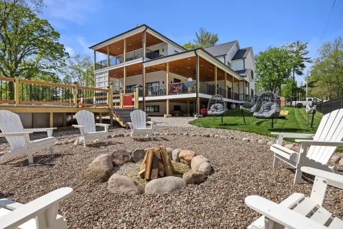 Luxury Lake Geneva House, Heated Pool, 2 Hot Tubs, Sauna, Fire Pit, Photo Zone