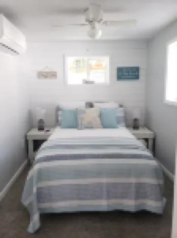 Beautiful newly remodeled cottage - Walk to strip, close to spire