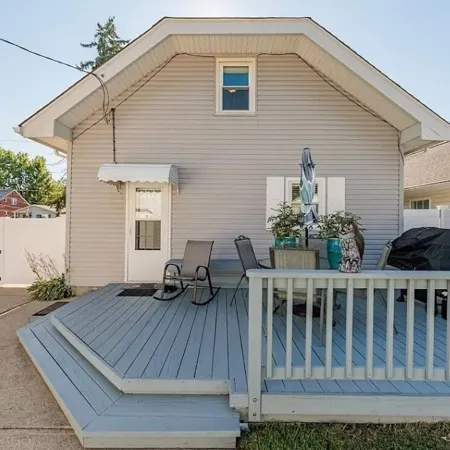 Avon Lake Charming Cottage with 4 bedrooms and Lake Erie Access
