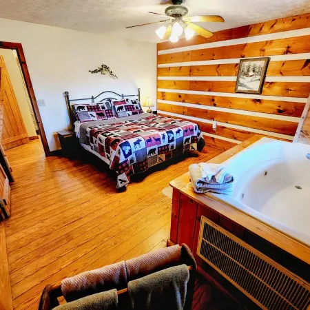 McKenzie Cabin: A Cozy Romantic Retreat with Mountain Views and Hot Tub
