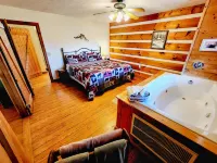 McKenzie Cabin: A Cozy Romantic Retreat with Mountain Views and Hot Tub