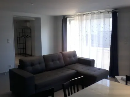 Air-conditioned gîte "le pigeonnier"- prepared beds + bathroom linen provided Отели в г. Пон