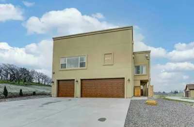 Rooftop Patio, Hot Tub, EV charging, Mtn views, close to AFA!