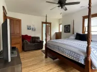 Ada’s Guesthouse- historic home close to lake, shopping, parks, trails, BVU - Wi-Fi
