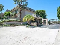 Poolside and Beachfront Remodeled Close to Everything! 索拉納海灘酒店
