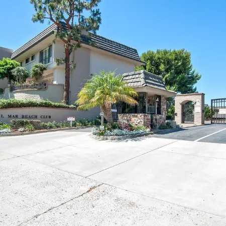 Poolside and Beachfront Remodeled Close to Everything!