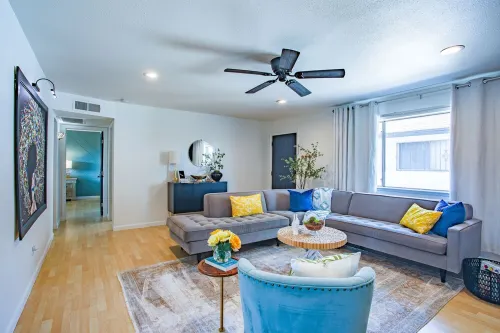 STYLISH♡ fully renovated 1.5 hr from Yosemite - balcony