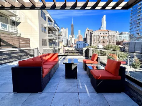 Modern Apartment with Private Rooftop Patio & Free Parking in Downtown Chicago