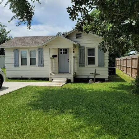 Adorable cottage in the heart of Lake Charles.