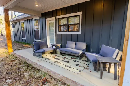 Lake Tillery Retreat. Walk to Marina.