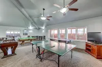 Ski In/Out - 1st floor - clean & cozy "Cinema Condo" Hotel dekat Brian Head Resort