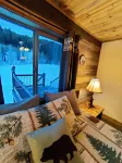 New construction, hot tub, 12 miles to Yellowstone, WiFi, AC,  firepit,