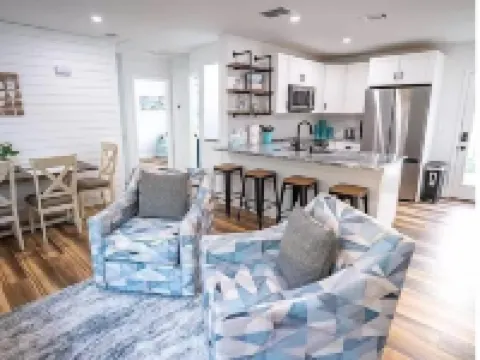 Charming 3-bedroom Aqua Retreat with Patio and Fire Pit in Historic Palmetto. Hoteles en Palmetto