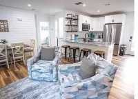 Charming 3-bedroom Aqua Retreat with Patio and Fire Pit in Historic Palmetto. Hotels in Palmetto