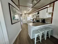 Ana's Houseboat Located In Venice Marina SLEEPS 10