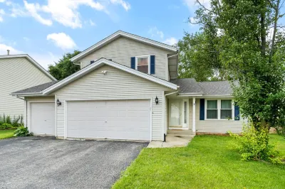 Pets Welcome+King Bed+Deck+Fenced Back Yard Hotel dekat Rockford Plaza Shopping Center