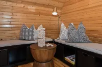 Spacious Lodge w Private Suites. Close to Galena, Breweries, & Field of Dreams.