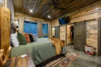 Beautiful Couples Cabin nestled in the woods