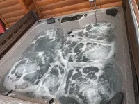 Cozy cabin w/ hot tub! Lake access w/ walk to pier Hotels in Mecklenburg County