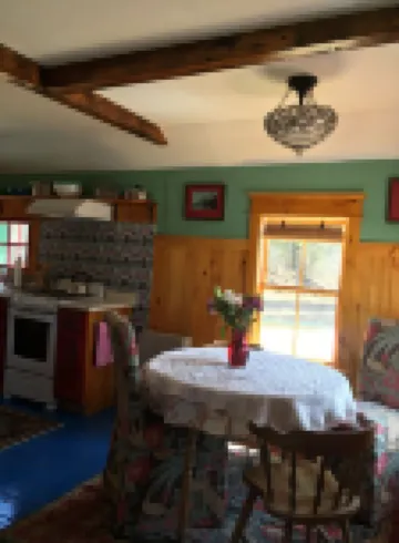 Beautiful cottage on quiet country road walking distance to charming North Creek