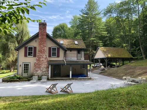 Beautiful Berkshire Farm House on 160+ Acres Hotel a Alford